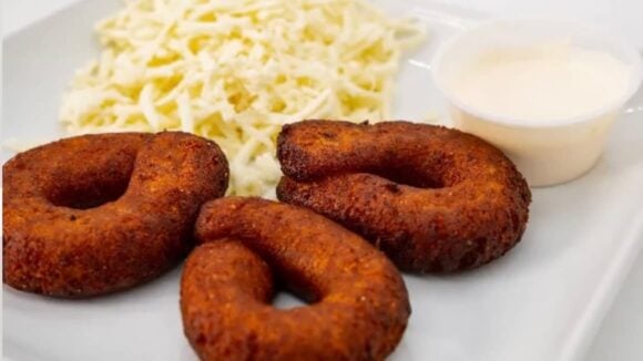 venezuelan breakfest donuts served with cheese