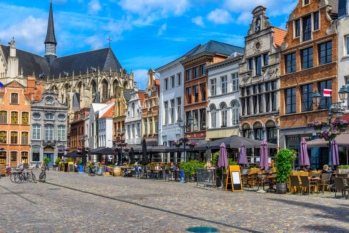Grote market in Mechelen with a row of buildings and shops