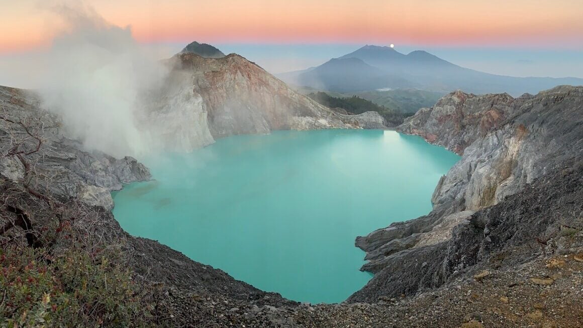 mount ijen indonesia volcano