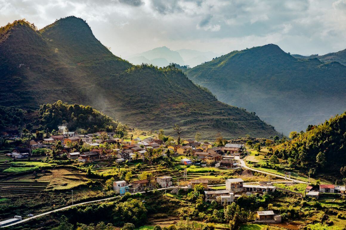 Mountains and buildings in Ha Giang Province 