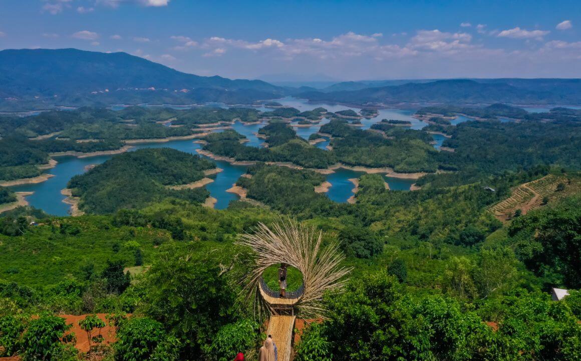 A real view of Ta Dung Lake with its lush greenery 