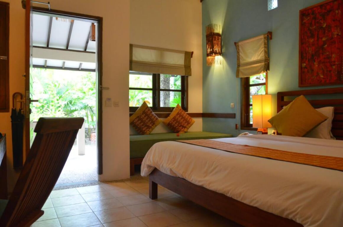 Superior Double Room with a king-size bed and a seating area at Cocotinos Sekotong Lombok