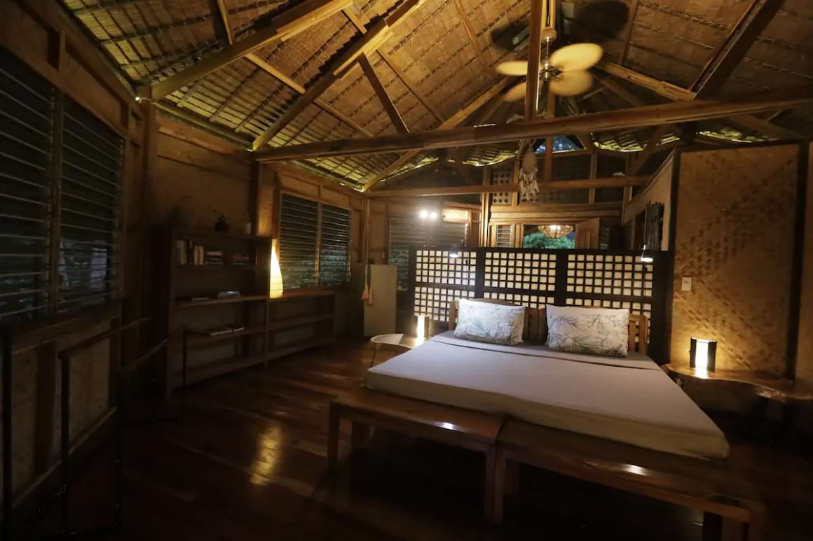 Airbnb with queen size bed and wooden ceiling in Puerto Princesa