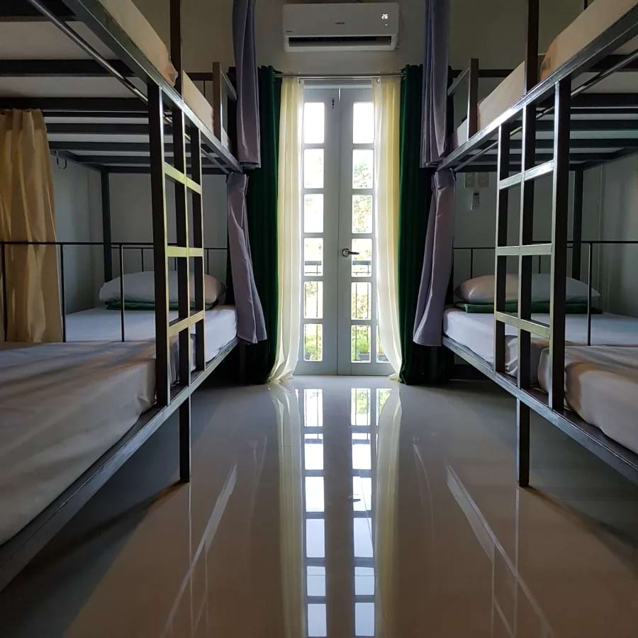 A dorm room with bunk beds in Green Turtle Backpackers Guesthouse