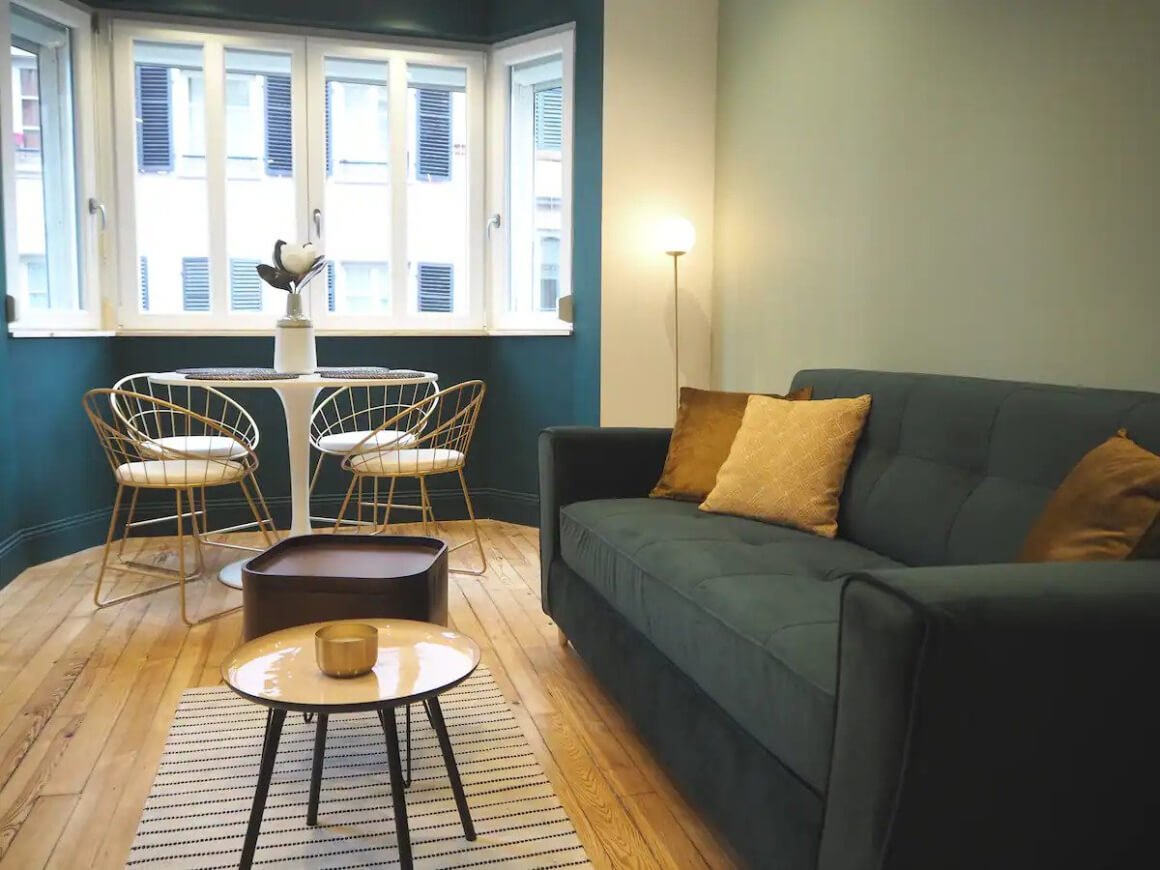 An apartment in the Bourse-Krutenau District with a couch and a dining space