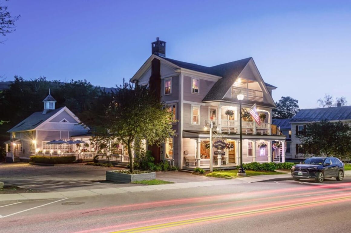 View of Cosy Stagecoach Inn lit up in the evening