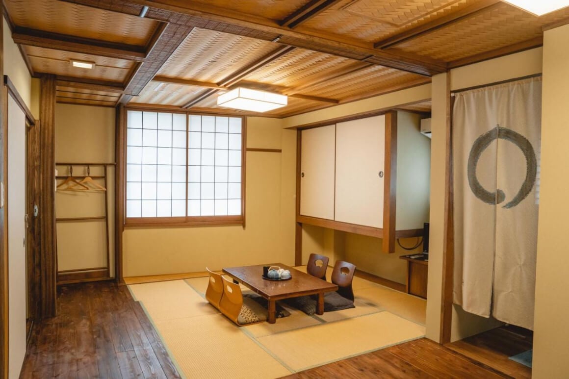 Kyo no Yado Sangen Ninenzaka's traditional Japanese room with a table, two chairs, and a sliding door.