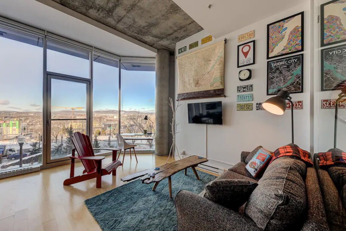 The living area with epic view over the city at Les Immeubles Charlevoix Airbnb