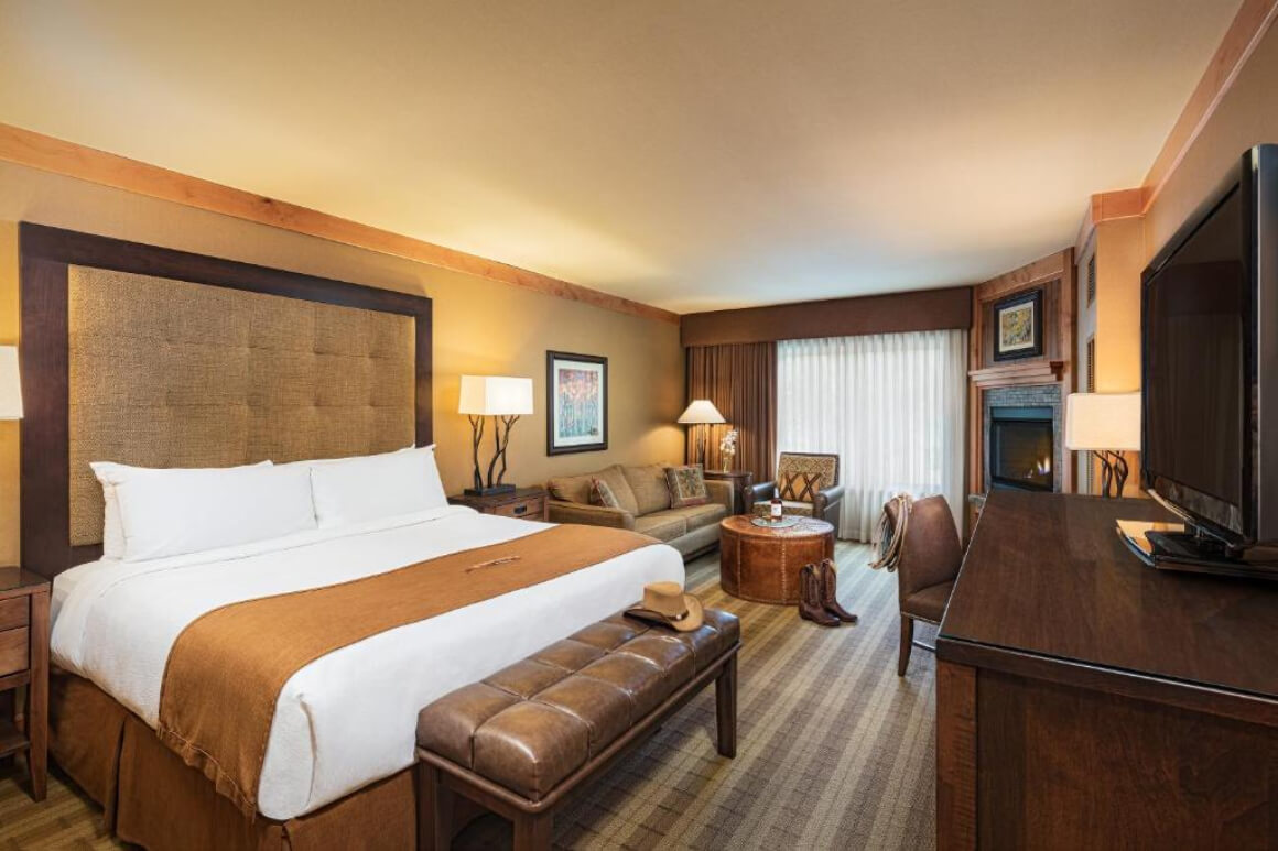 Wyoming Inn of Jackson Hole bedroom with warm coloured decor