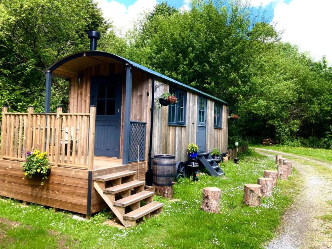 Brook Shepherds Hut with Raised Terrace