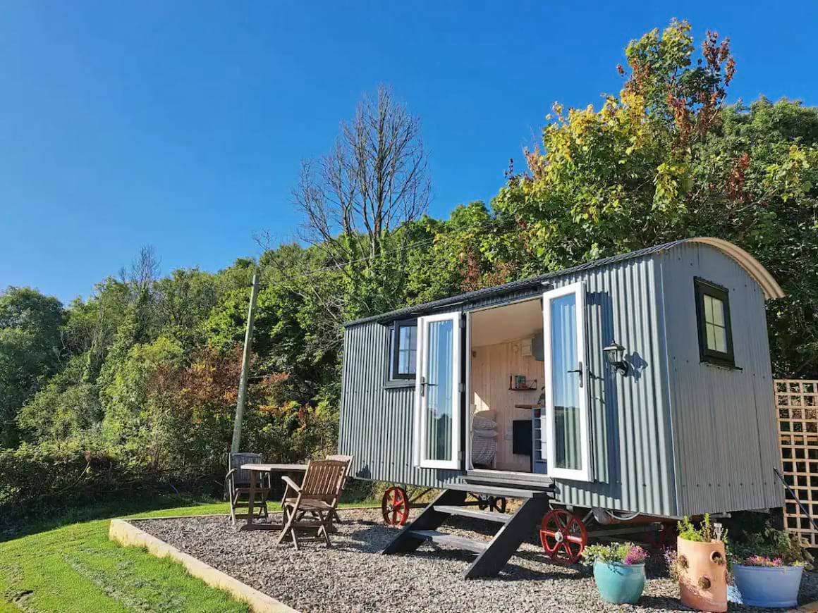 Shepherds Hut with Hot Tub by the Beach