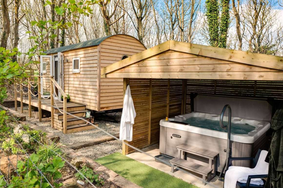 Spacious Hut with Hot Tub Near Beach