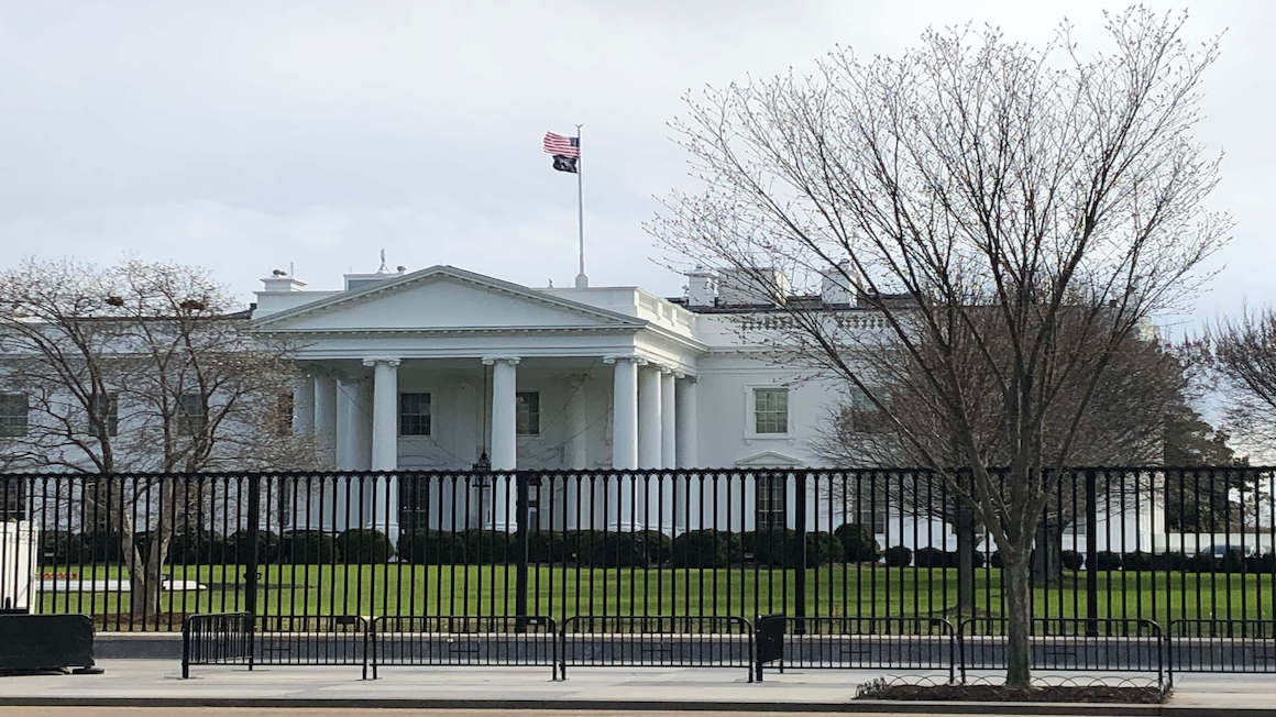 a photo of the white house in washington dc the capital of the usa