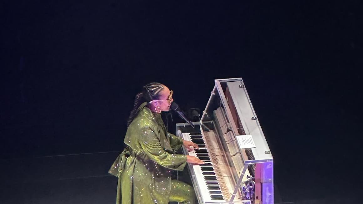 a girl playing the piano and singing at a concert in Miami, Florida