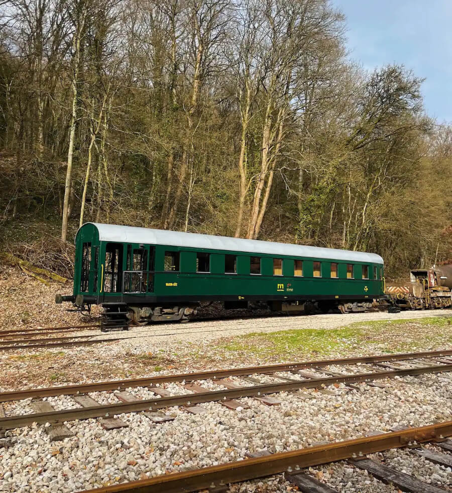 A green Wagon on the Tracks