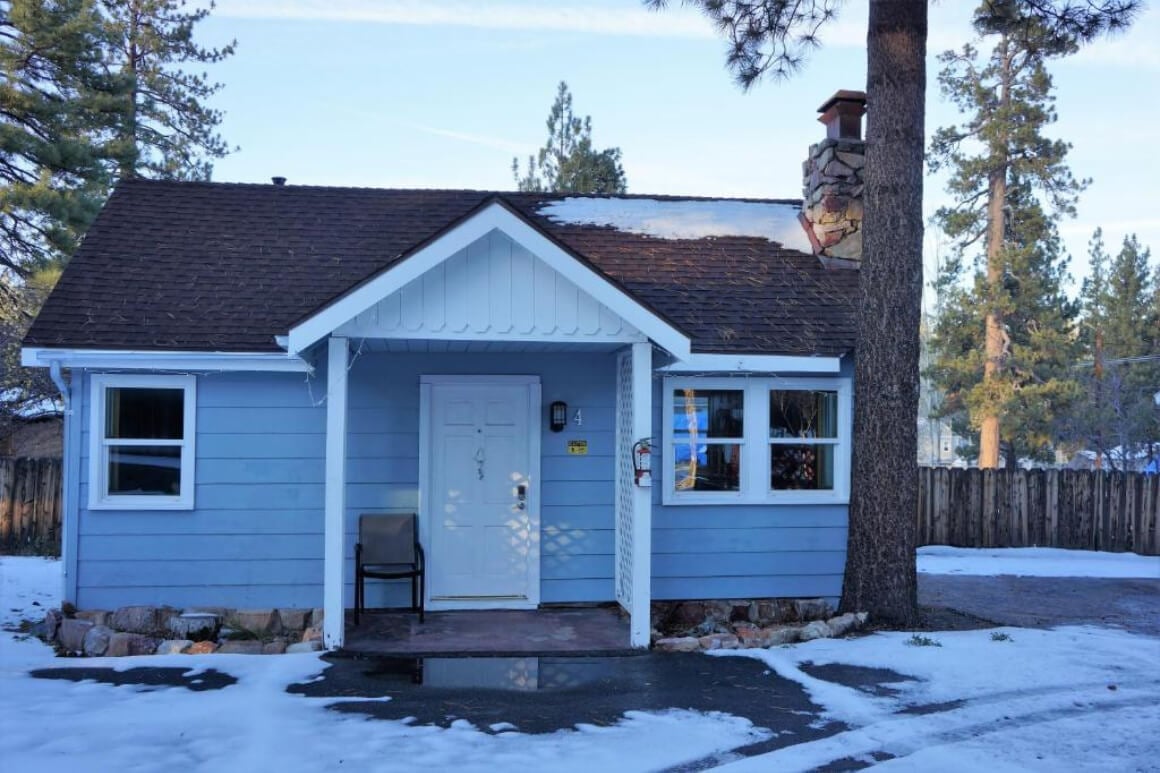 Blue Horizon Lodge, Big Bear CA, cute cabin in the woods, snow on the ground
