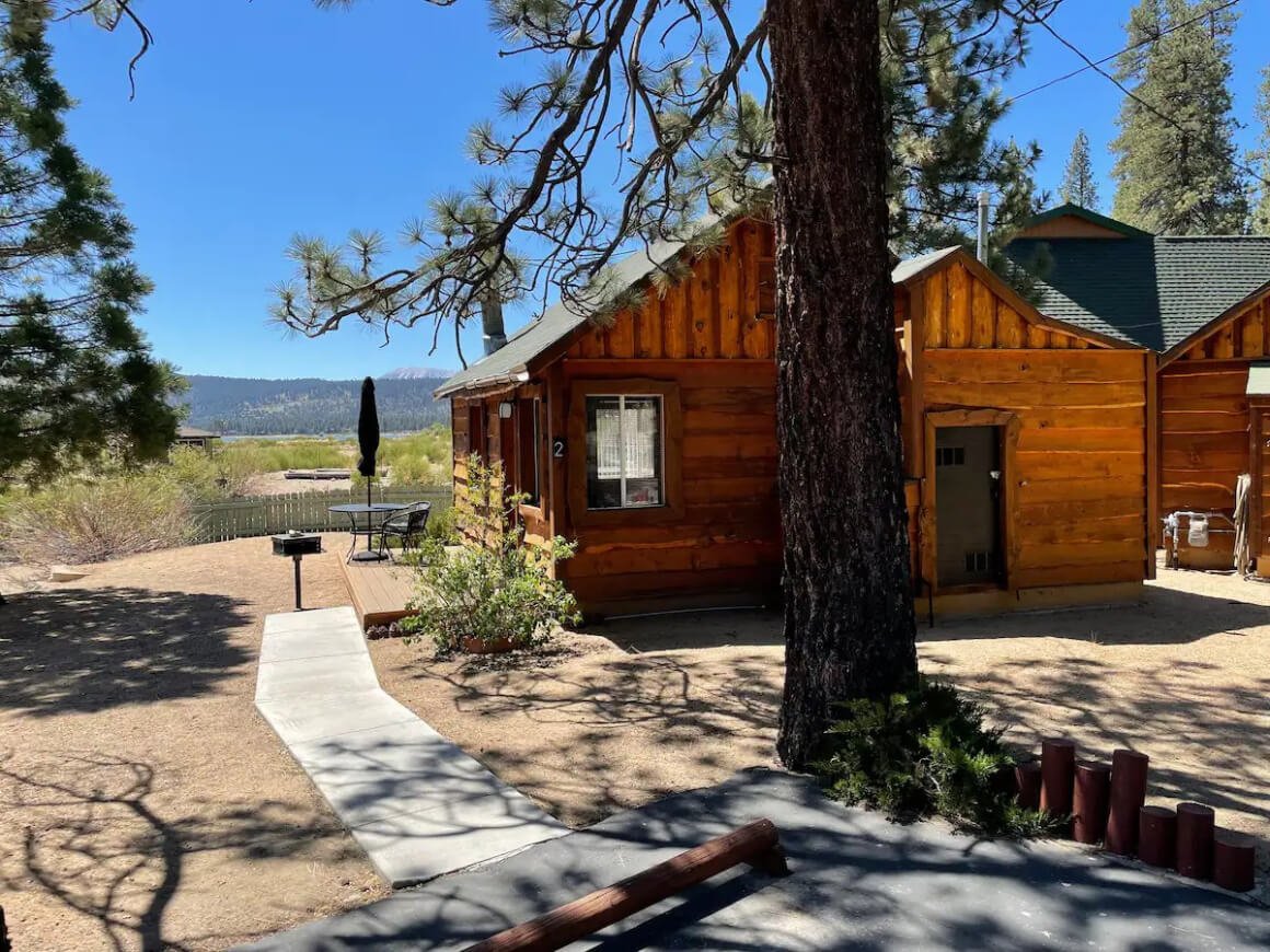 Spacious Studio Cabin, Big Bear CA. Wooden rental cabin with a view