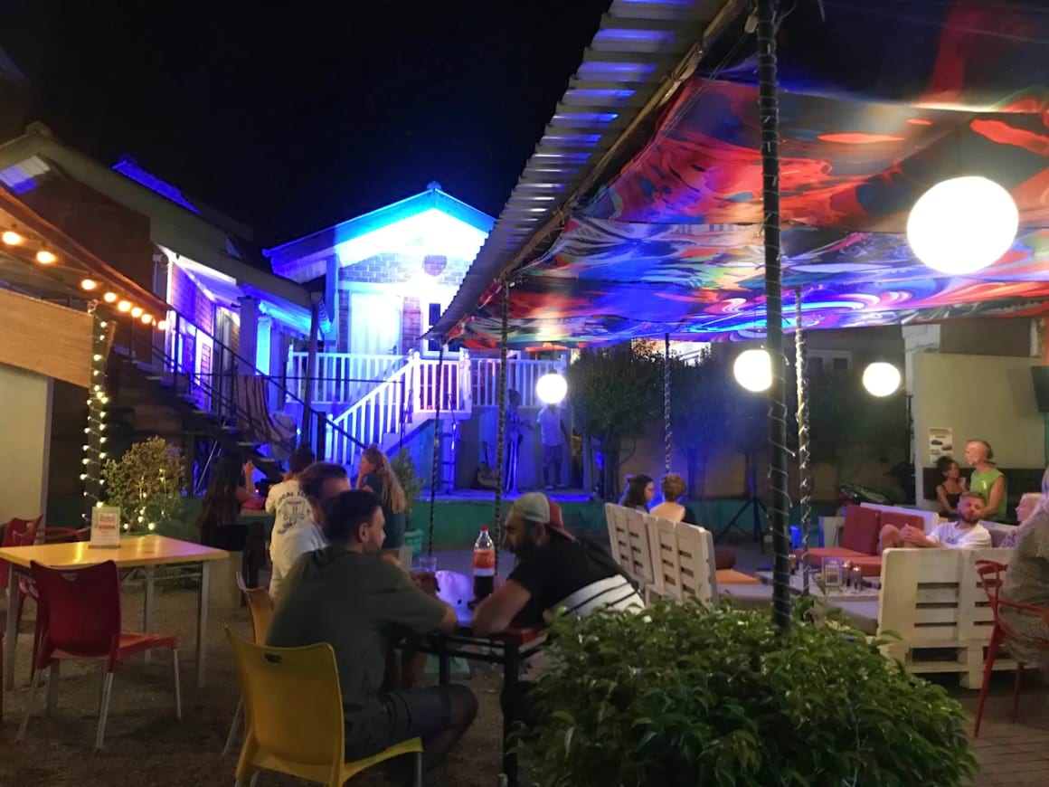 hangover hostels mirissa