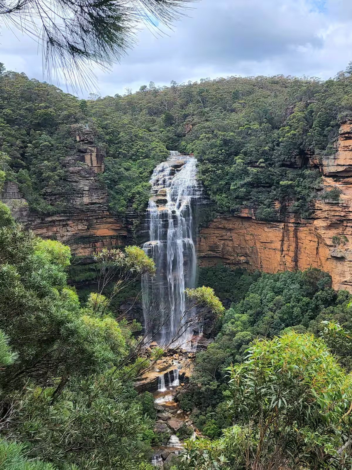 hike to the waterfalls in the blue mountains sydney