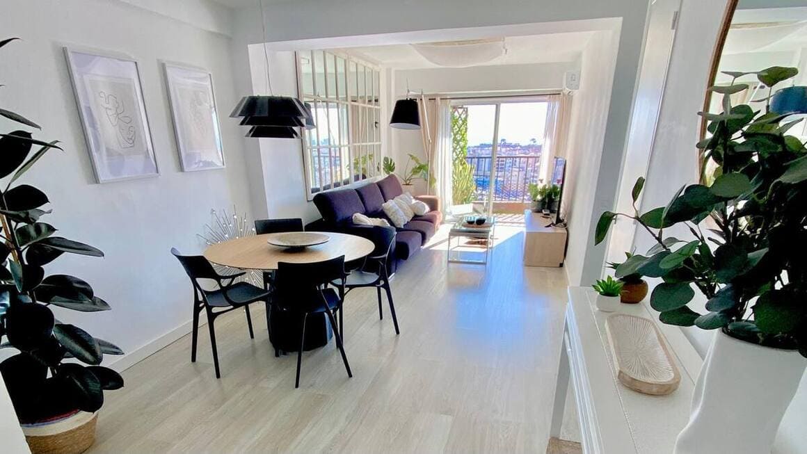 Apartment in the centre with elevator & sea views Alicante Spain