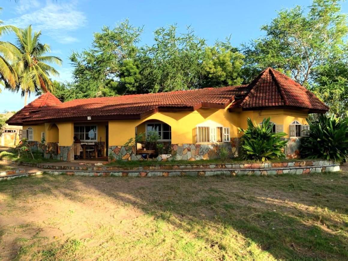 private beach bungalow with garden ghana
