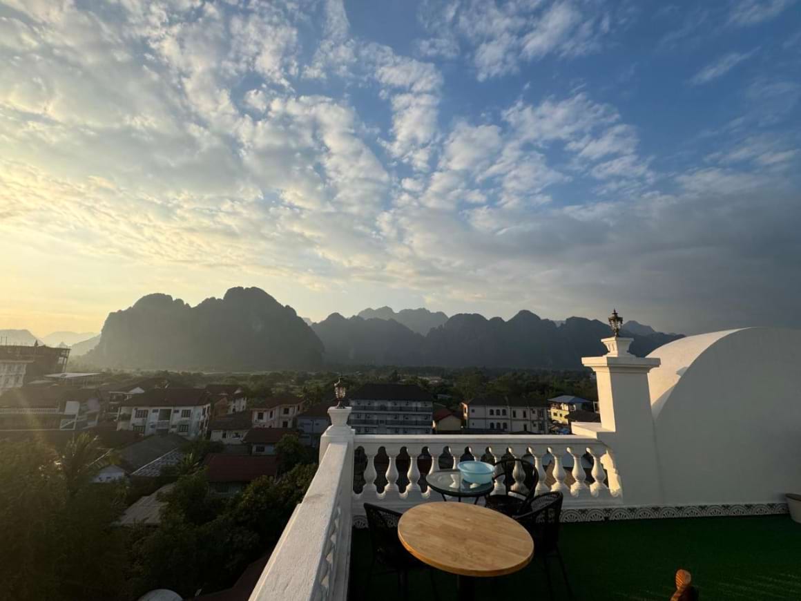 sky hotel Vang Vieng