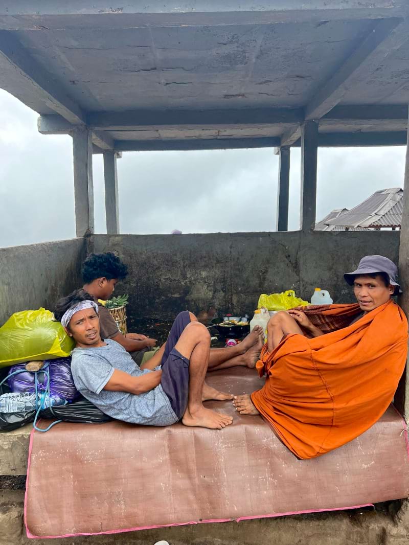 mount rinjani locals at a rest stop on the trek