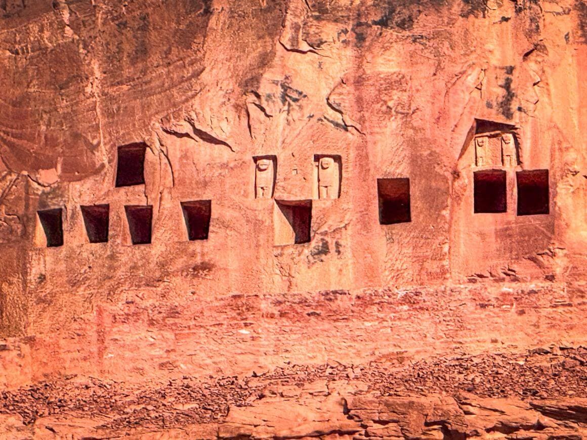 dadan lion tombs