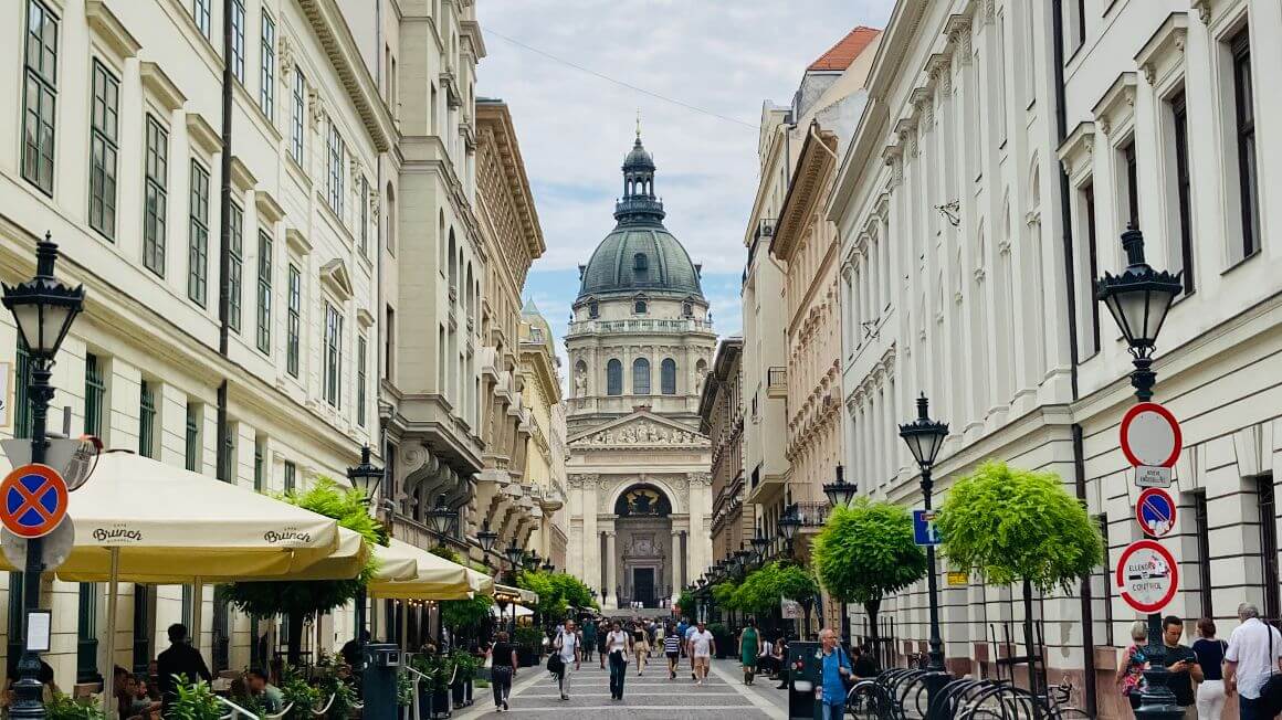 the creamy white st-stephens-basilica-budapest