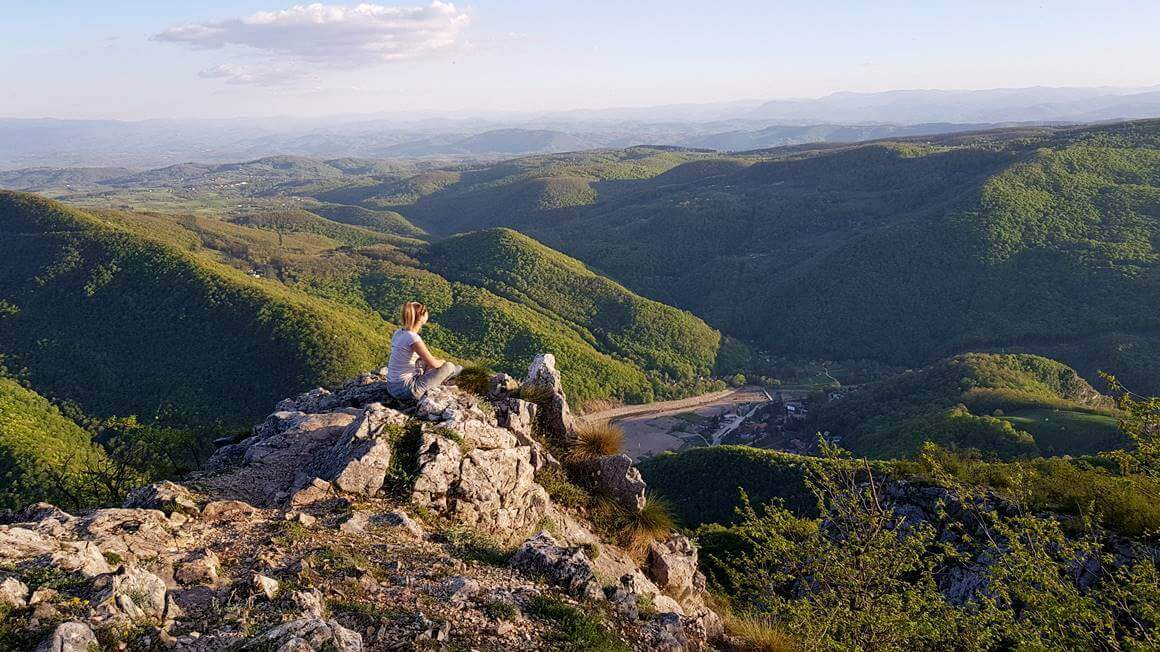 female traveller sitting over Ovar-Kablar gorge