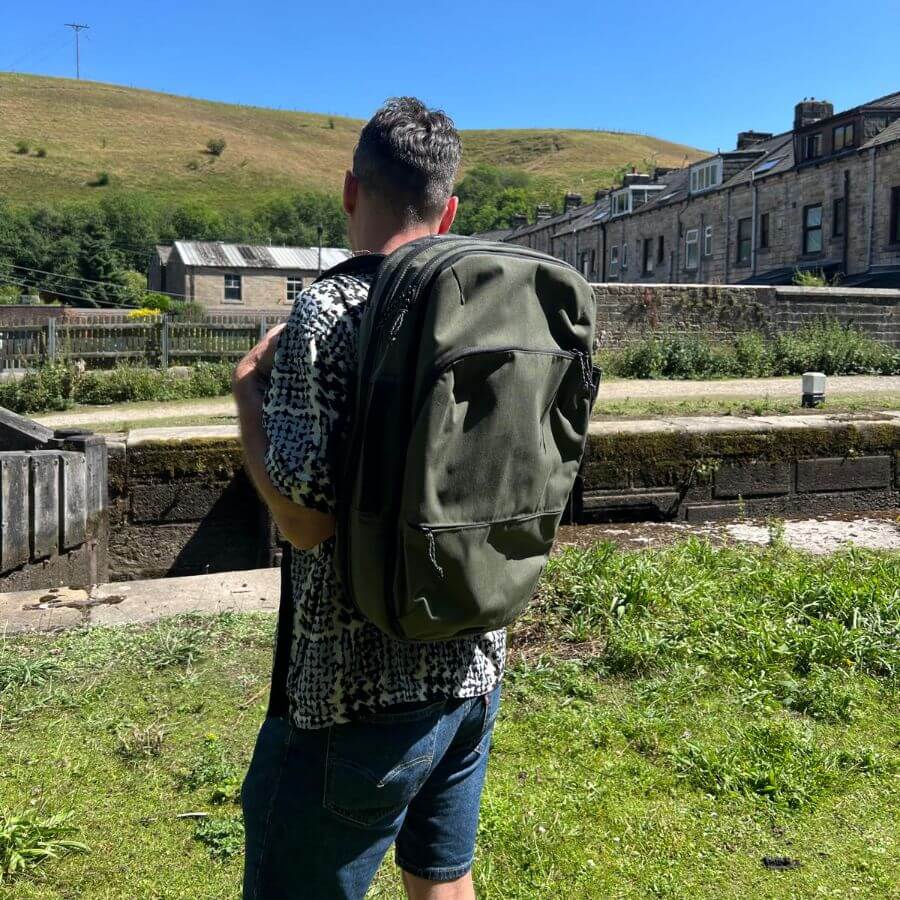 traveller carrying pakt travel pack