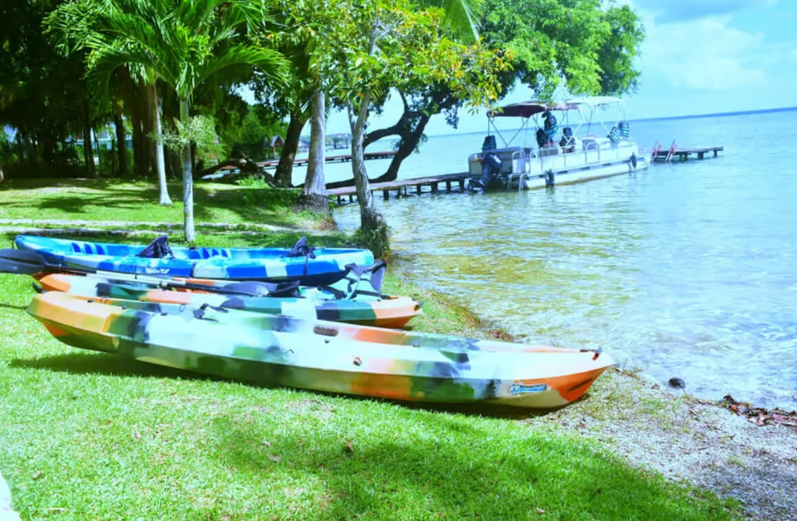 Kayak in Bacalar’s Lagoon of Seven Colours