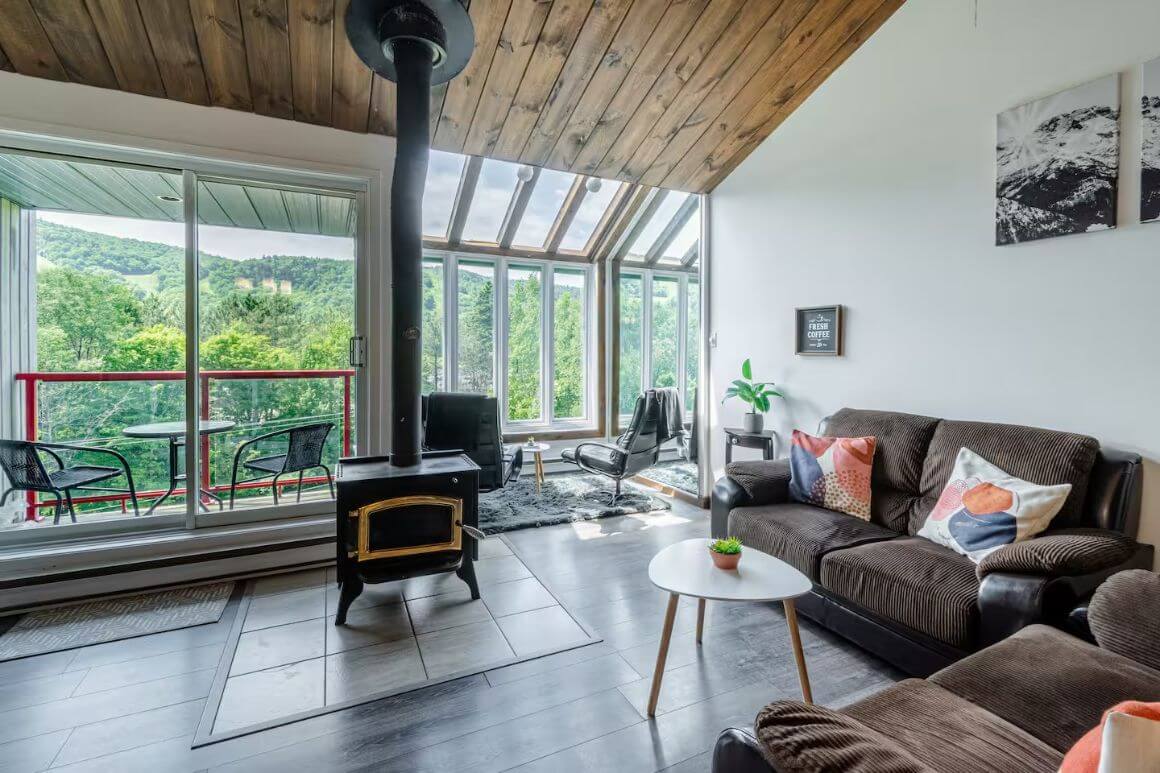 Superb condo facing the Stoneham ski slopes