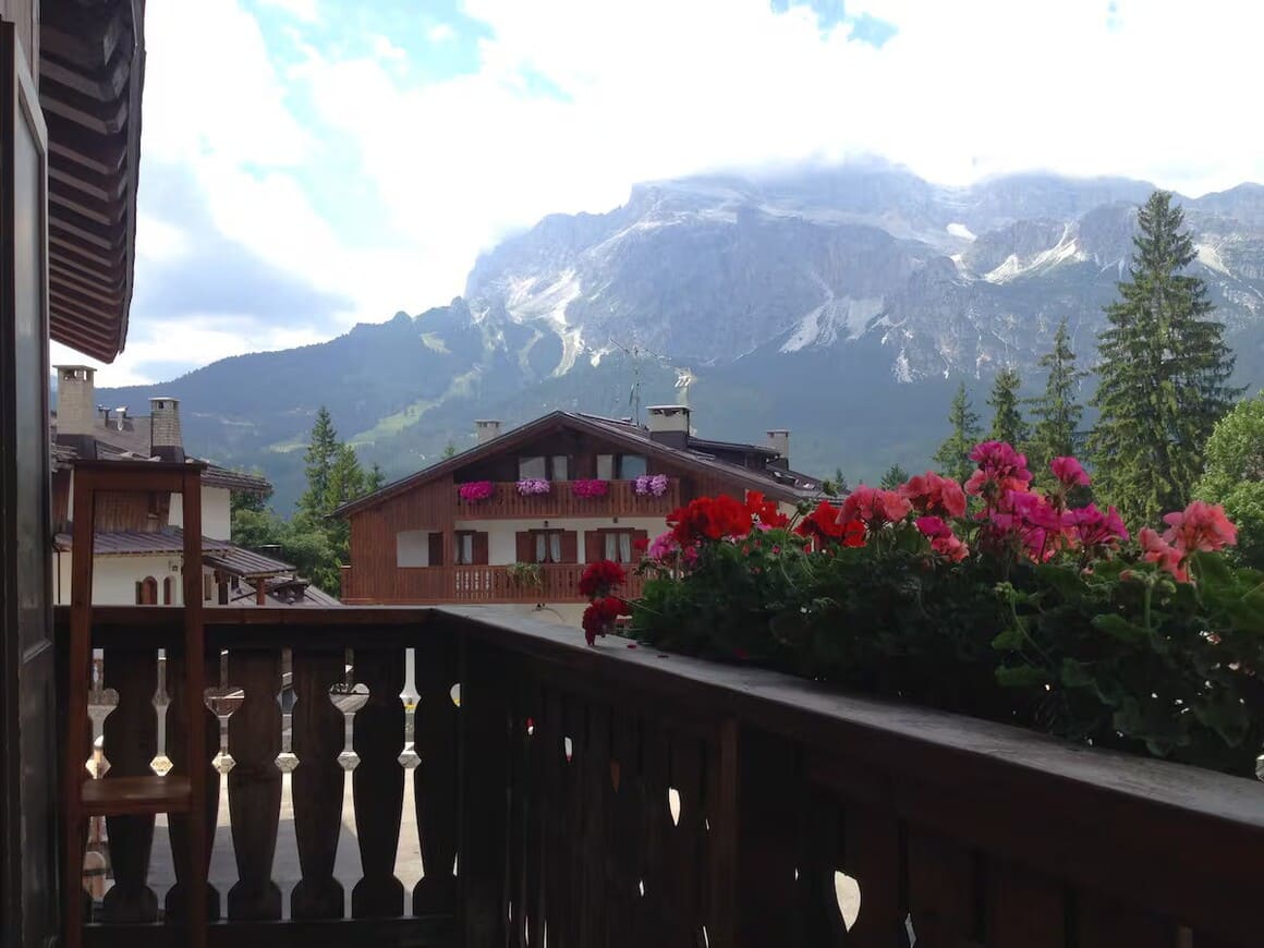 Apartment with Mountain View
