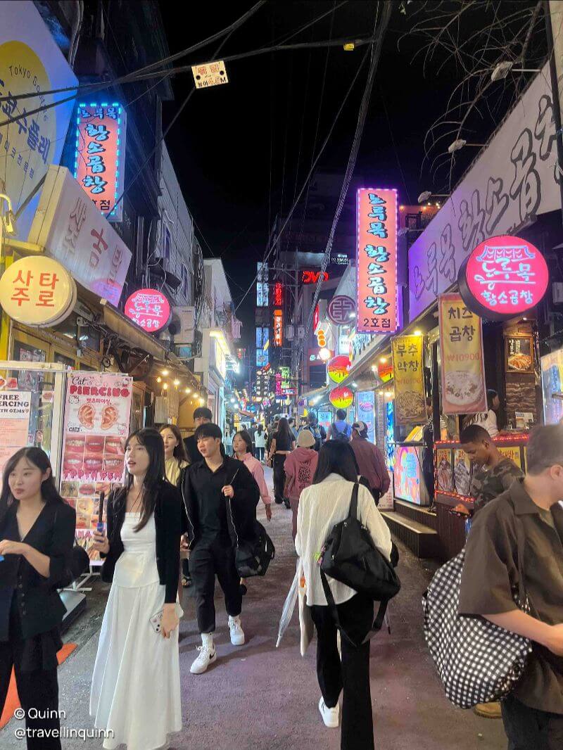 night hub shopping center full of crowds