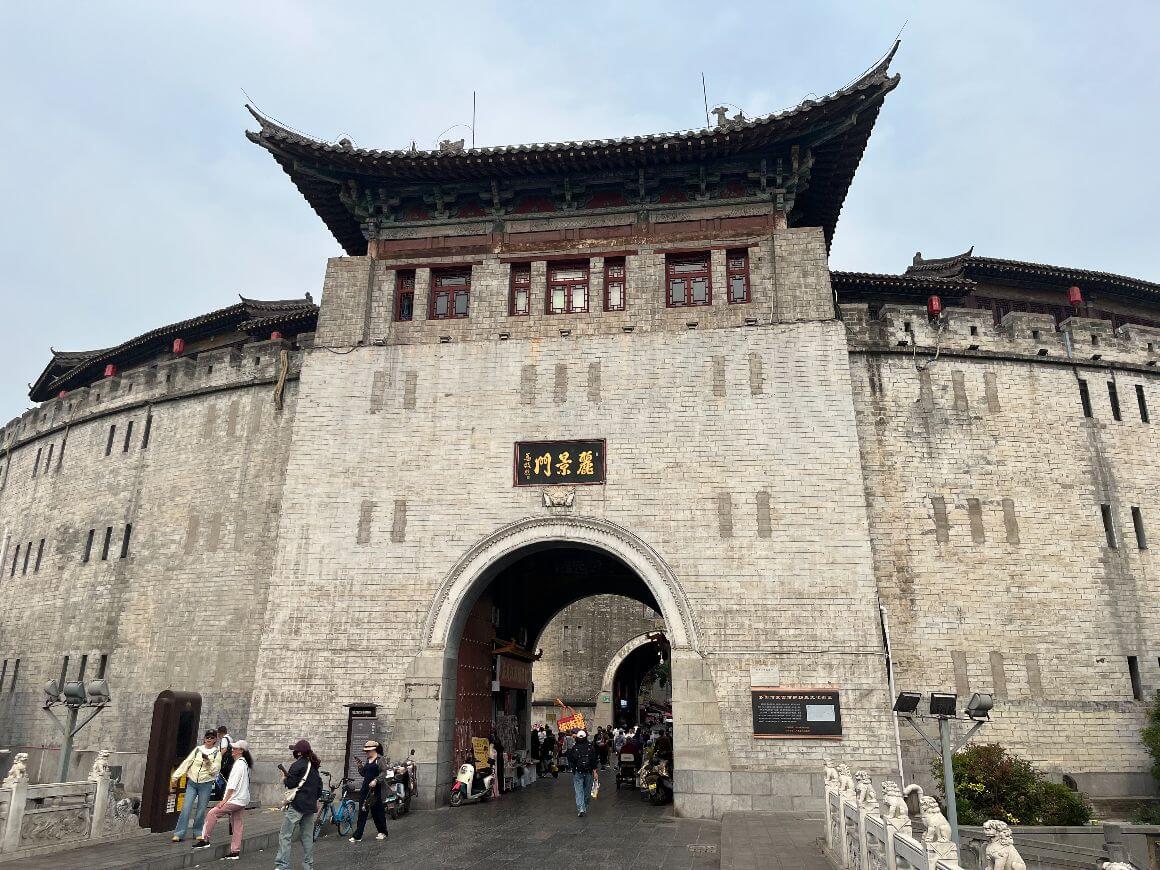hug traditional luoyang lijing gate