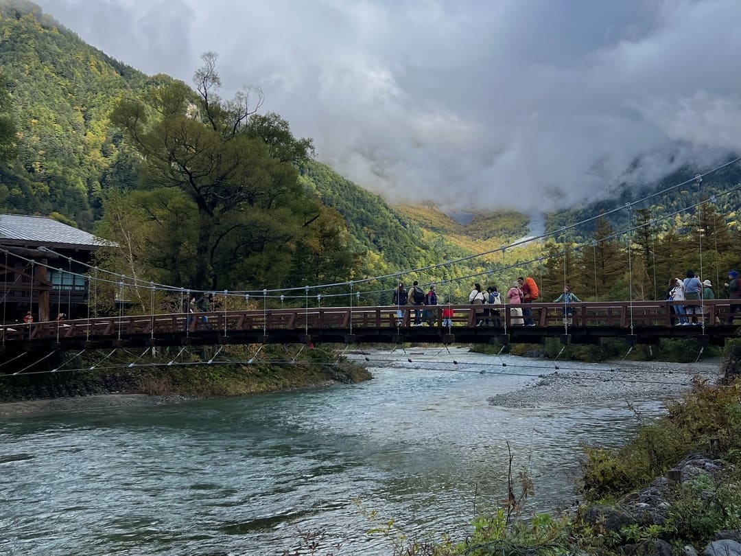 crowds on kappa bridge, kamikochi