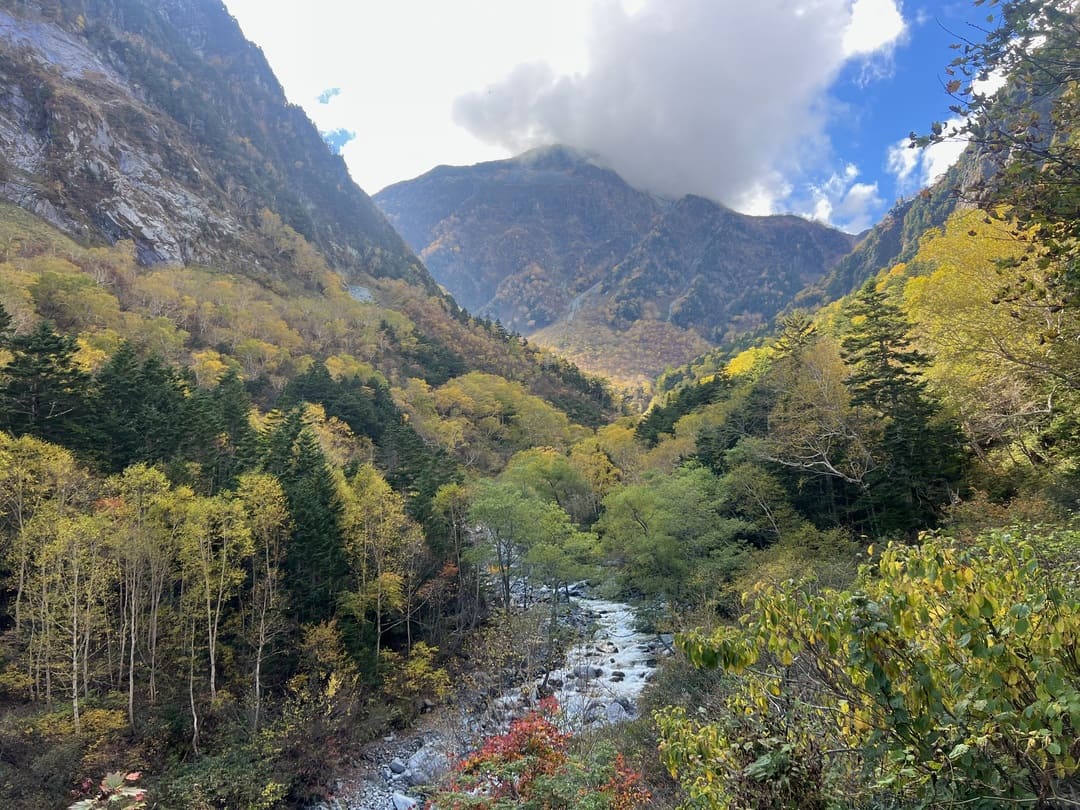 aumutnnal colours in a valley in karasawa cirque, japan