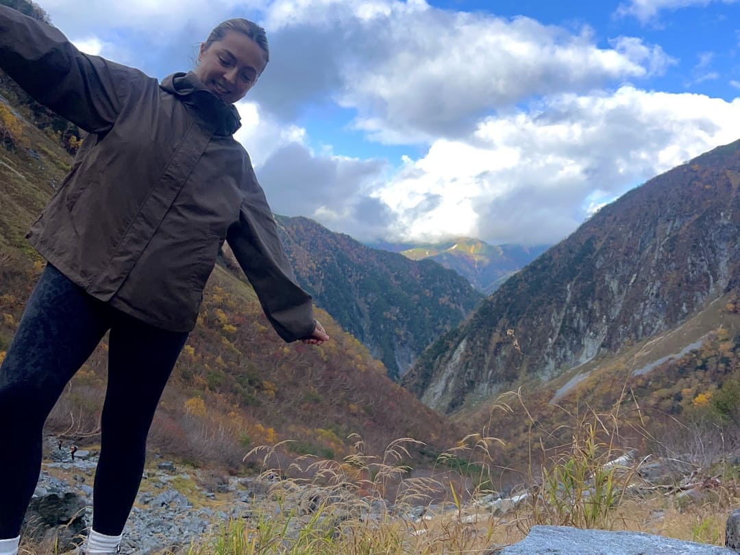 taya goofing around on a trail in kamikochi, japanese alps