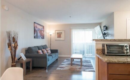 Chic Condo Close to Strip w Pool, Las Vegas