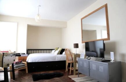 Huge room and balcony near tube