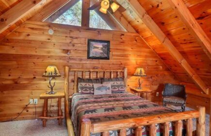 Real Log Cabin with Hot Tub, Tennessee