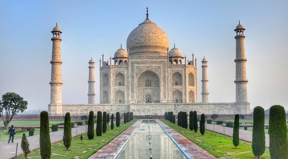 taj mahal is a must see while backpacking india