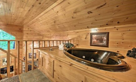 Bearadise Romantic Cabin with Hot Tub Gatlinburg
