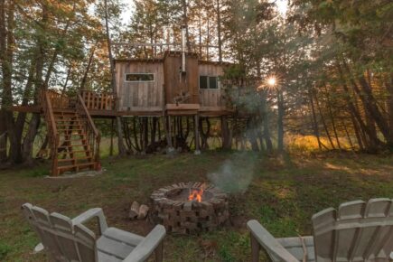 Picturesque waterfront treehouse Ottawa