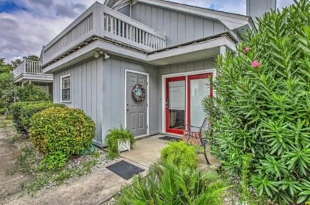 Quaint 3 Bed Beach Cottage with Deck