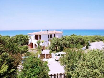 4 Br Villa steps away from the beach Italy