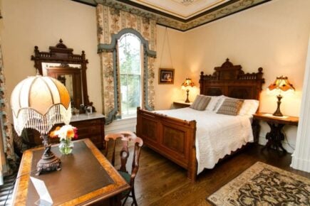 Romantic B and B in Wethersfield with Painted Ceilings