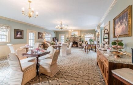 Exquisite Inn with Grand Living Areas in Westbrook