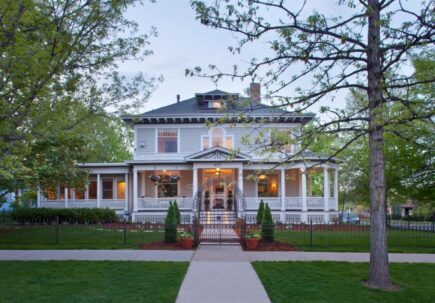 Opulent Victorian BnB with Garden, Colorado